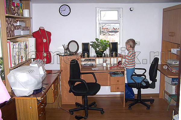 Комнату разделили шкафами на 2 части. В одной половине - мой кабинет и рабочее место младшего сына.