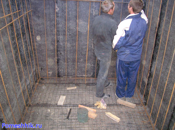 Работники связывают арматуру стенок погреба