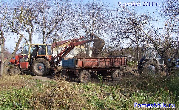 Трактор грузит глину с мусором на месте старой хаты