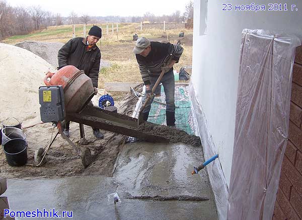 Заливаем бетоном отмостку