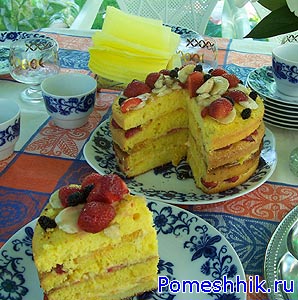 бисквитный торт с клубникой и шелковицей