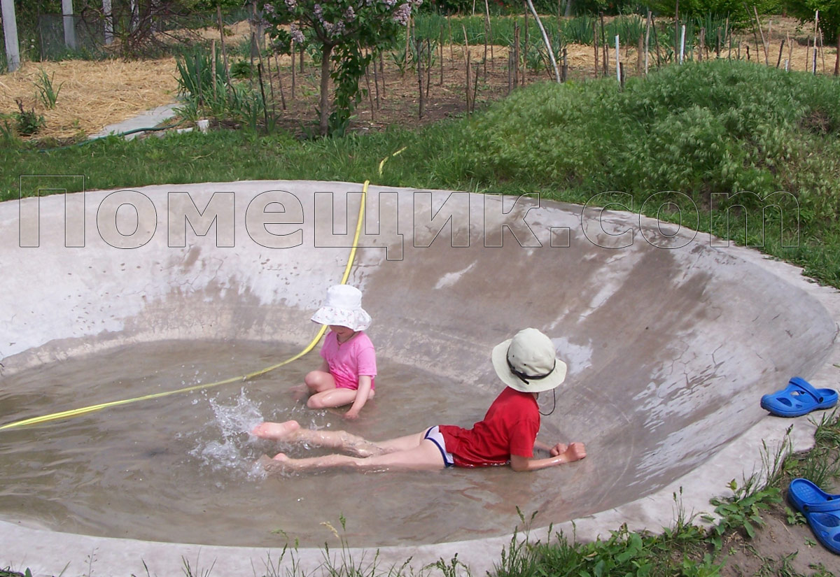 дети купаются в искуственном водоеме