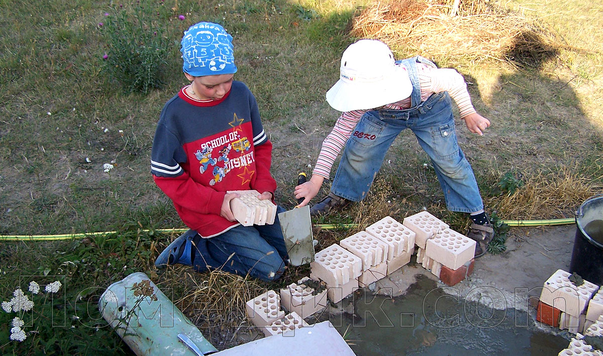 дети строят из кирпичей