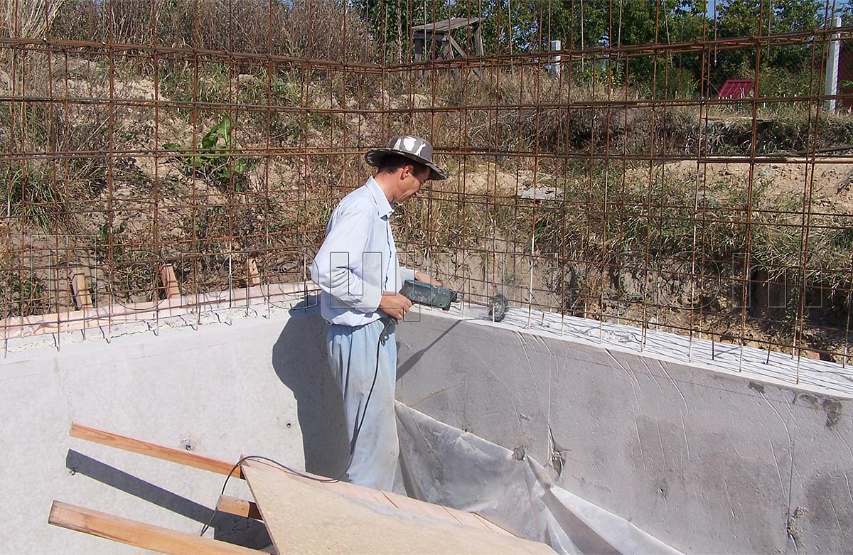 Дрелью с металлической щеткой снимаю слой цементного молочка на поверхности бетона, на которую будет доливаться следующий слой бетона