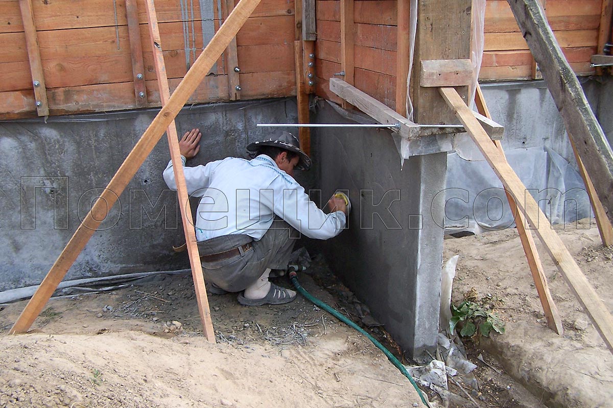 Счищаю с нижней половины стены потеки бетона