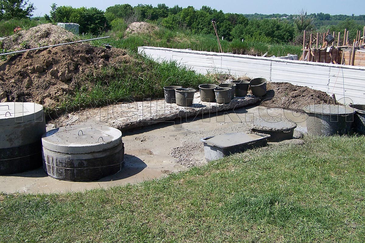 Остатки бетона заливаем в предварительно выкопанную яму на месте будущей площадки