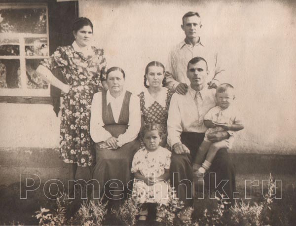 Дедушка с семьей и кумовьями, 1955 год